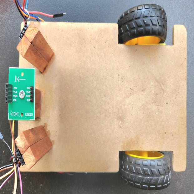 Hand-Following Car: Arduino and Ultrasonic Sensors Powered - Tinkercad